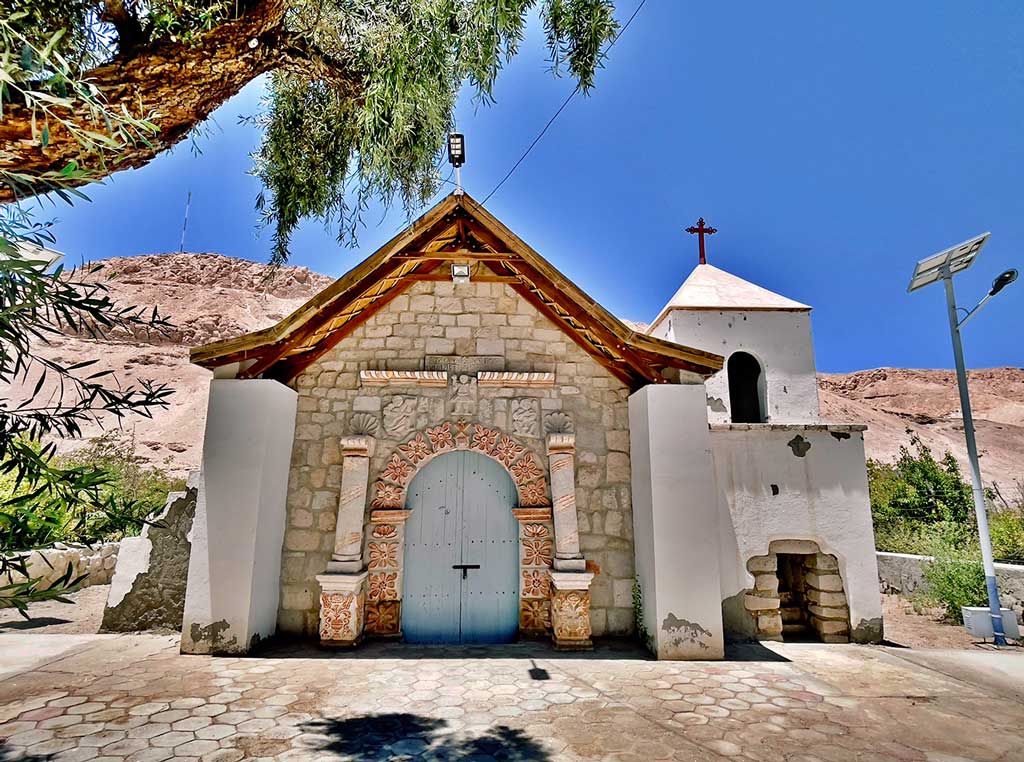 Iglesia De Huasquiña, Huara.