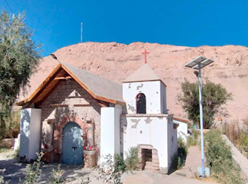 Iglesia De Huasquiña, Huara.